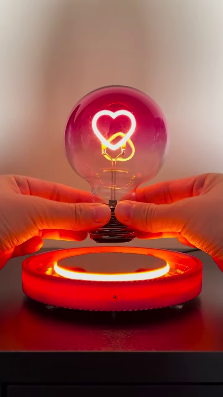 Futuristic Floating Lamp 🔮💡 – Light That Defies Gravity