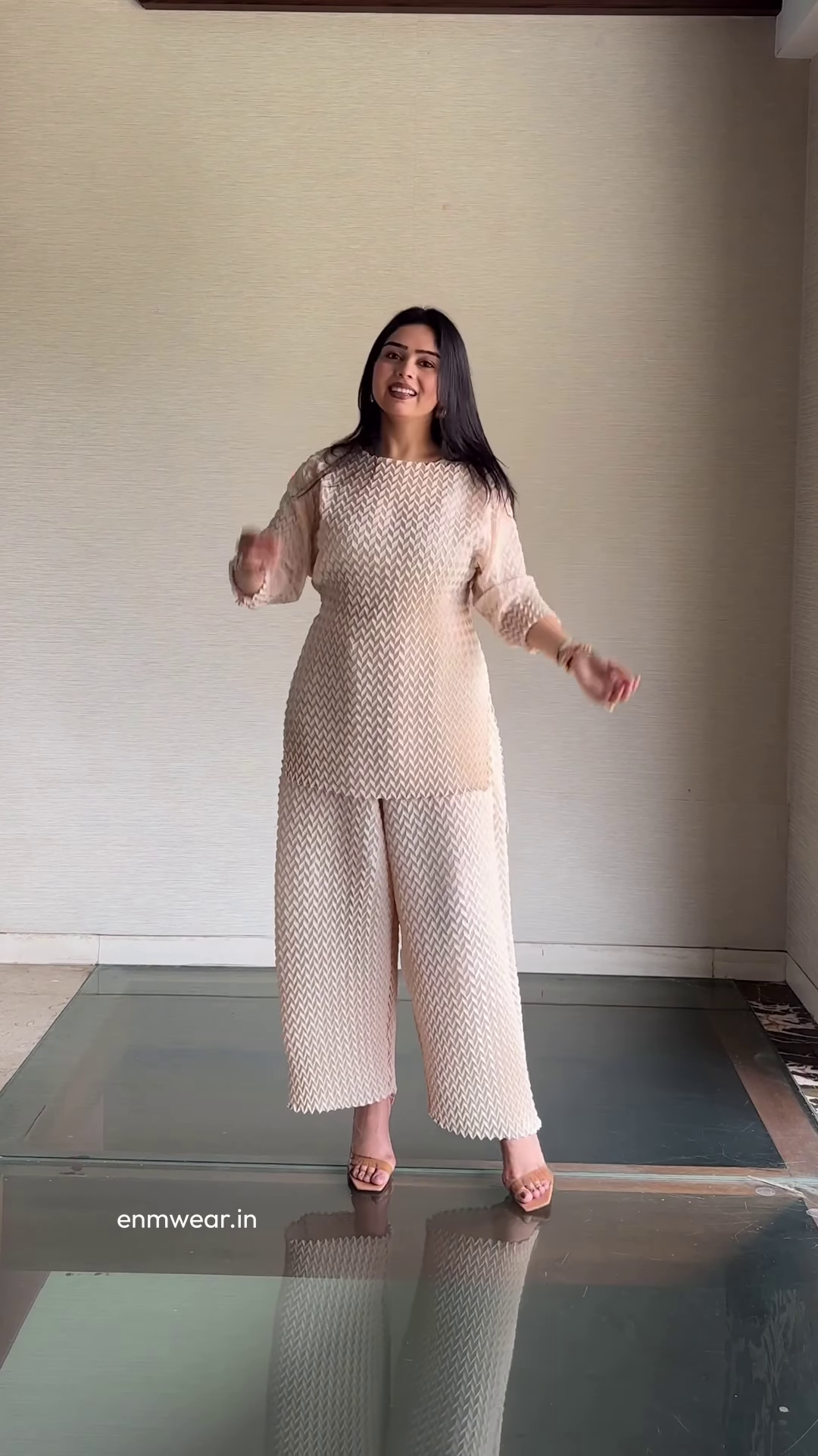 Women’s Green Floral Long Top with Black Wide-Leg Pants & Beige Sling Bag – Indo-Western Streetwear Ensemble for Everyday Styling - Image 2