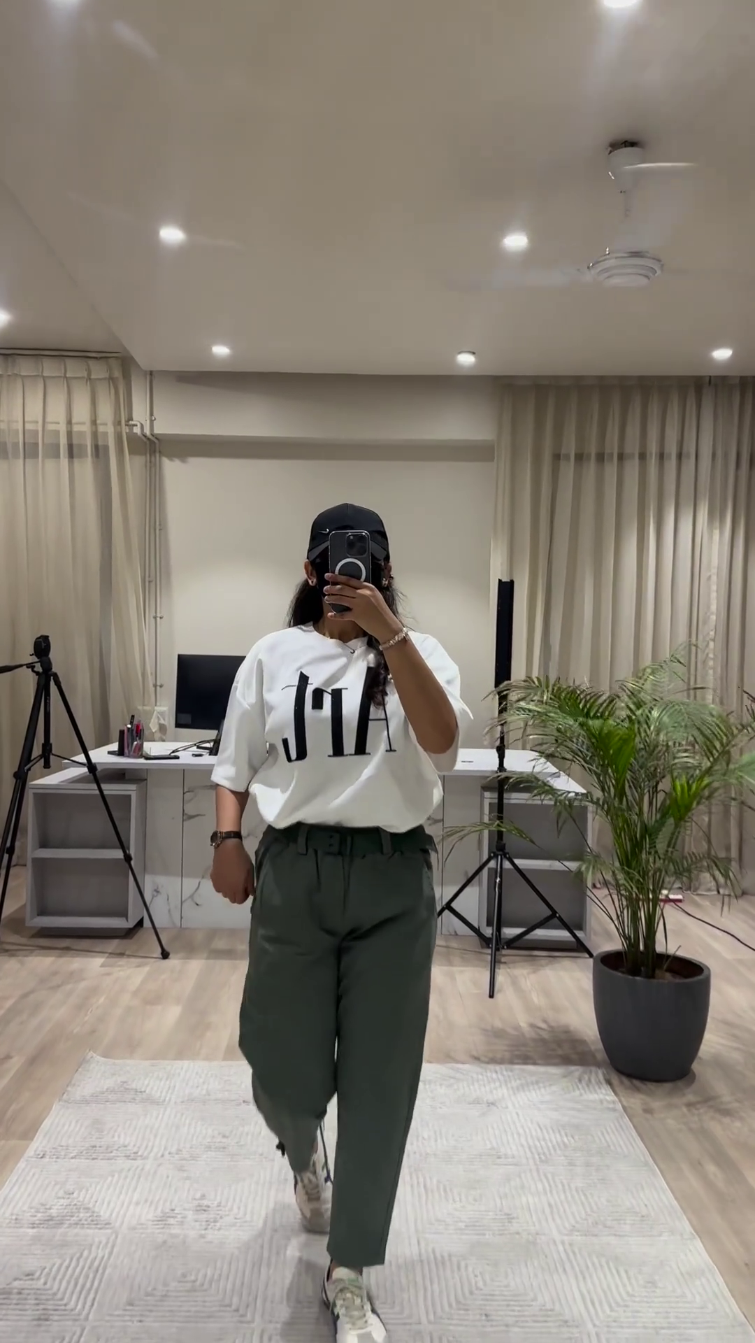 Casual Chic Outfit: White Graphic Tee, Maroon Wide-Leg Pants, and Black Cap - Image 3