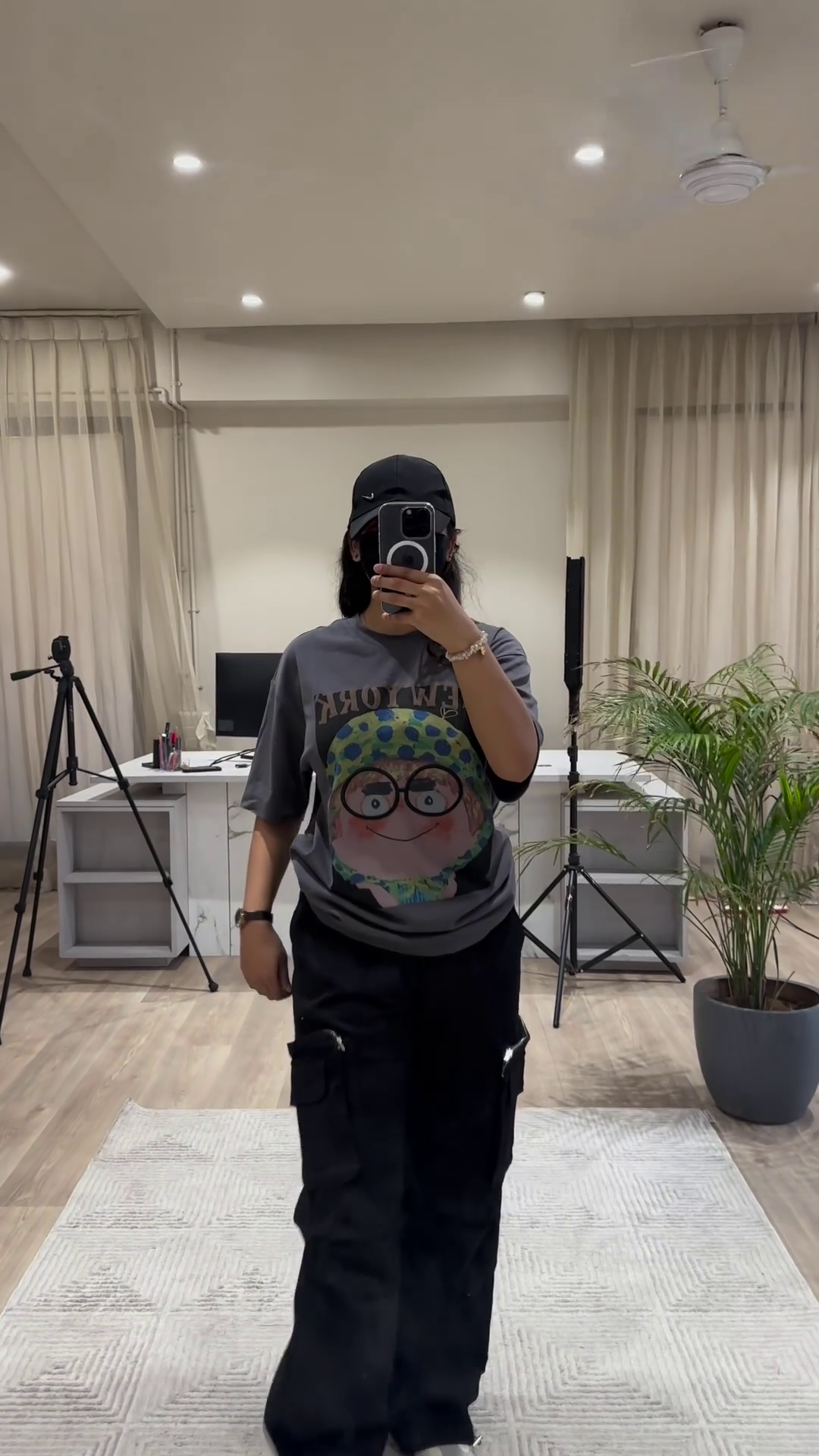 Urban Chic Outfit: White Graphic Tee, Rust Cargo Pants, and Black Cap - Image 4