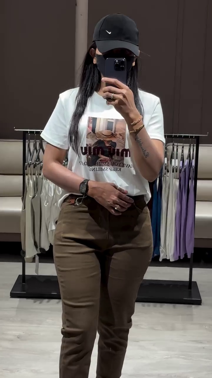 Casual Outfit: Graphic T-Shirt, Cropped Trousers, and Sneakers