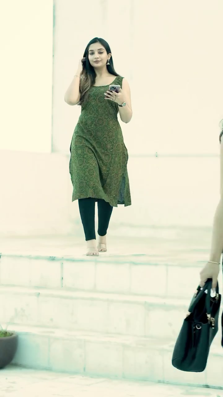 Stylish Sleeveless Printed Kurti with Coordinating Leggings