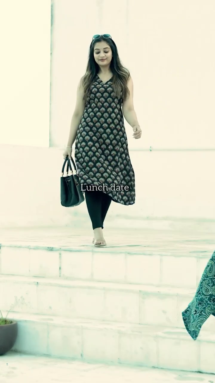 Stylish Sleeveless Printed Kurti with Coordinating Leggings - Image 2