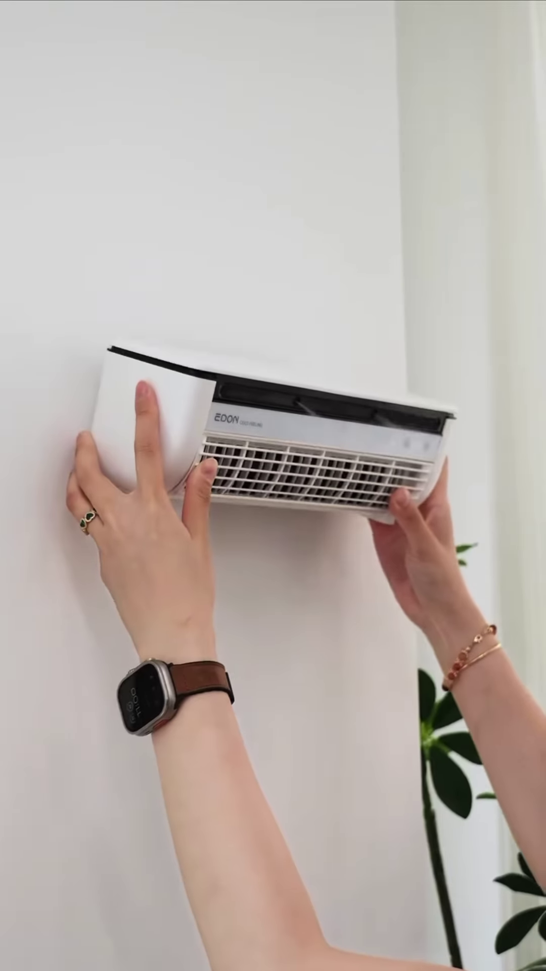 Modern Wall-Mounted Smart Air Conditioner - Image 4